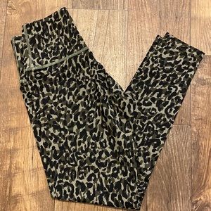 PINK ULTIMATE LEGGING Rare leopard CAMO S NWOT